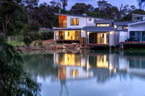 Maison du Lac - house on lake, close to town